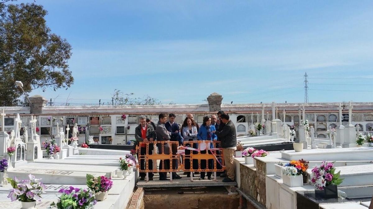 Rosa Aguilar visita la fosa común de Puerto Real donde se han localizado más de 100 víctimas del franquismo
