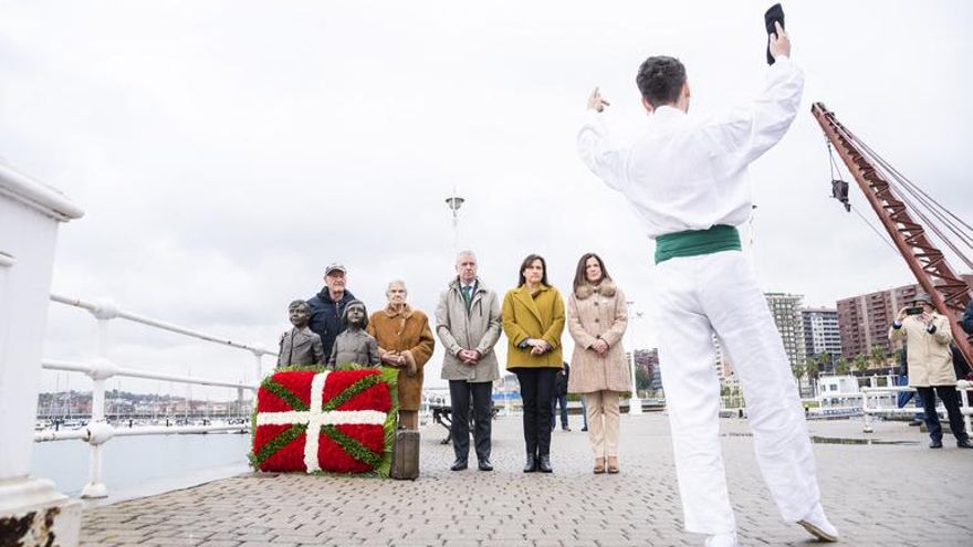 Dos niños de la guerra, con el lehendakari y otras autoridades en la inauguración de la escultura desde donde partió en 1937 el SS Habana