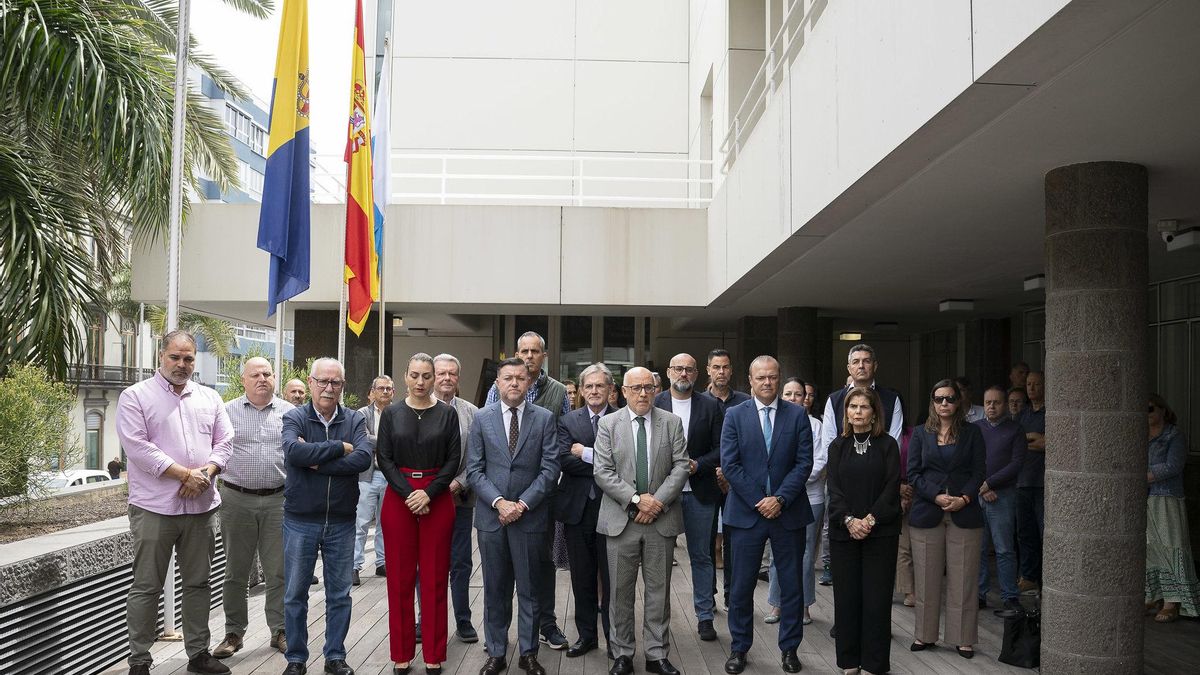 El Cabildo de Gran Canaria se ha unido este jueves al mediodía al minuto de silencio en recuerdo a las víctimas del naufragio de un cayuco en el muelle de La Restinga.