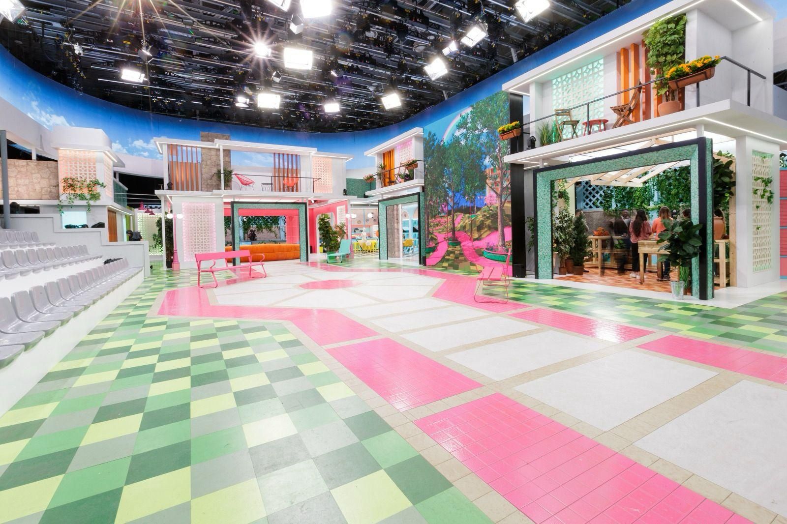 Así es el plató de 'La familia de la tele' en RTVE, que emula a un barrio con distintos ambientes y decorados