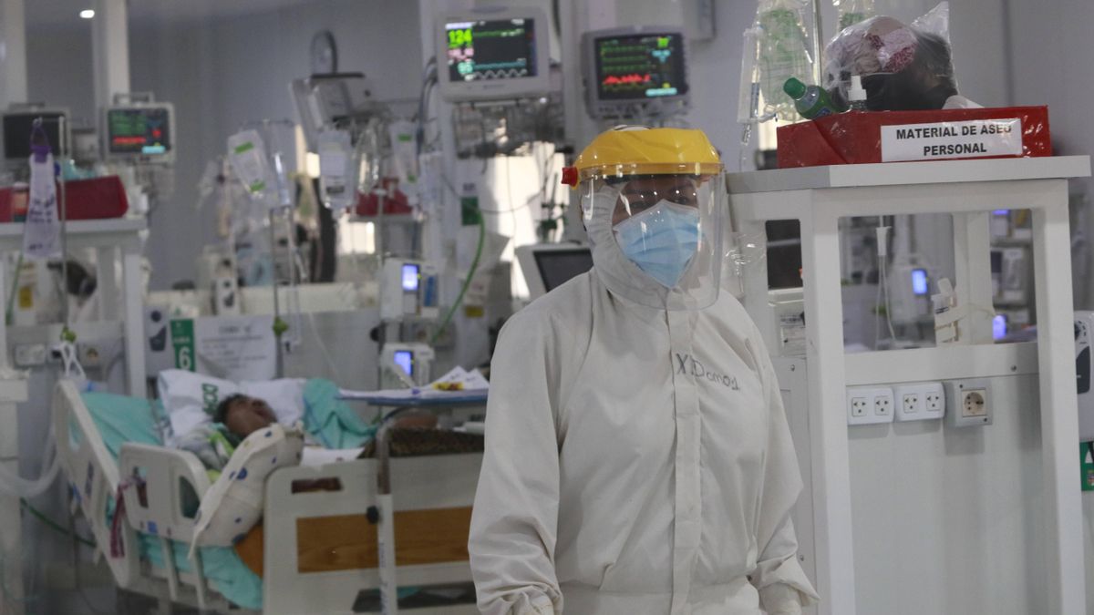 Imagen de archivo de personal de sanidad que atiende a un enfermo con covid-19 en los domos de terapia intensiva del Hospital Japonés en Santa Cruz (Bolivia). EFE/Juan Carlos Torrejón/