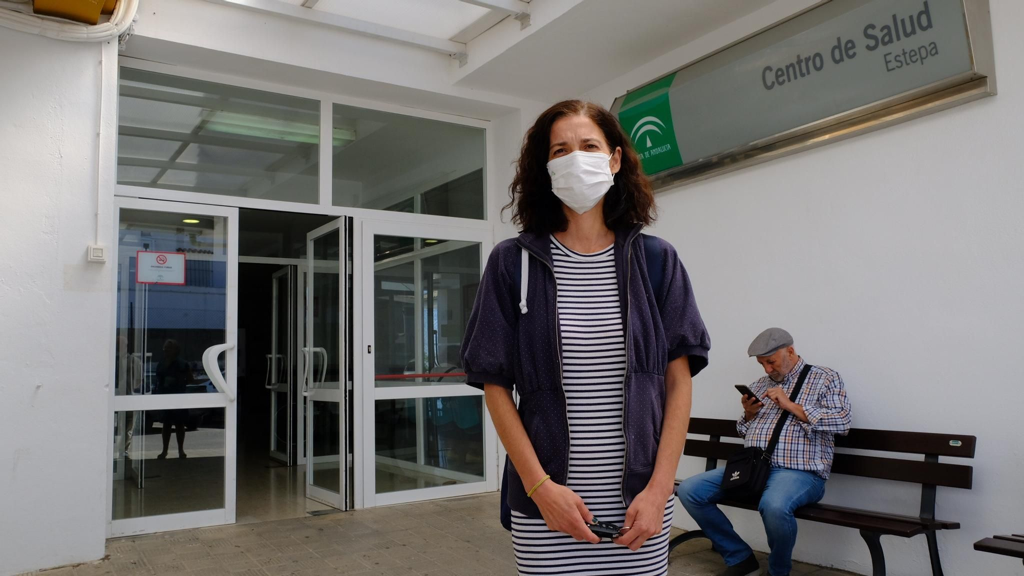 Esperanza Macarena lleva días acudiendo al centro de salud a por una cita para su madre