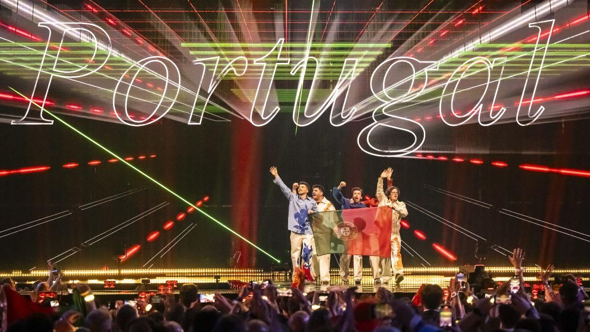 Napa, en el desfile de banderas de Eurovisión 2025