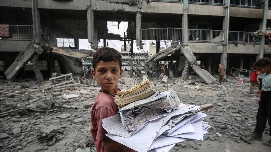 Un niño palestino tras un bombardeo contra una escuela de Naciones Unidas que servía de refugio para desplazados en Ciudad de Gaza, en junio de 2025.