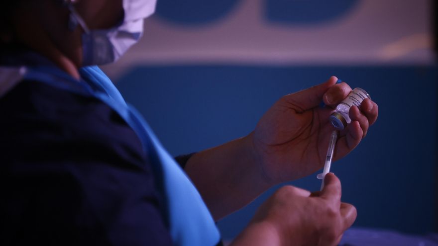 Fotografía de archivo fechada el 7 de julio de 2021 que muestra a una enfermera mientras prepara una dosis de la vacuna contra la covid-19, en Buenos Aires (Argentina). EFE/Juan Ignacio Roncoroni/Archivo