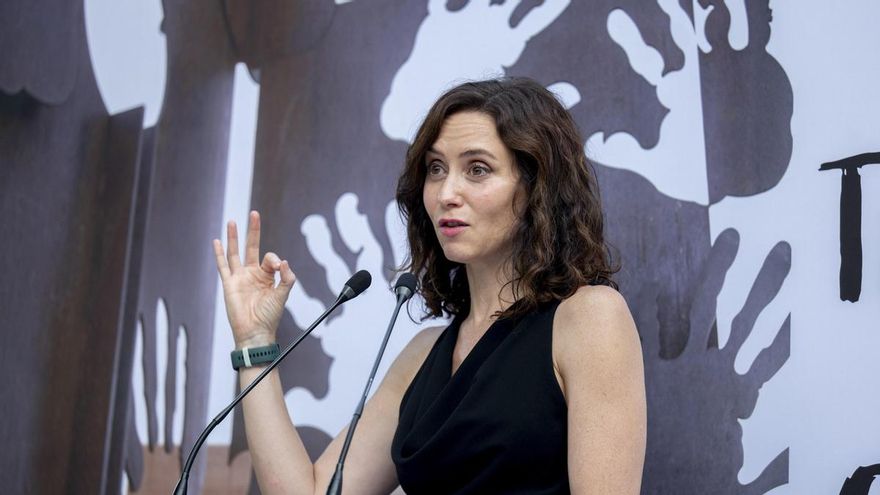 La presidenta de la Comunidad de Madrid, Isabel Díaz Ayuso, interviene durante la celebración del acto institucional de recuerdo y homenaje al concejal del Partido Popular en Ermua, Miguel Ángel Blanco, en los Jardines Miguel Ángel Blanco, a 13 de julio d