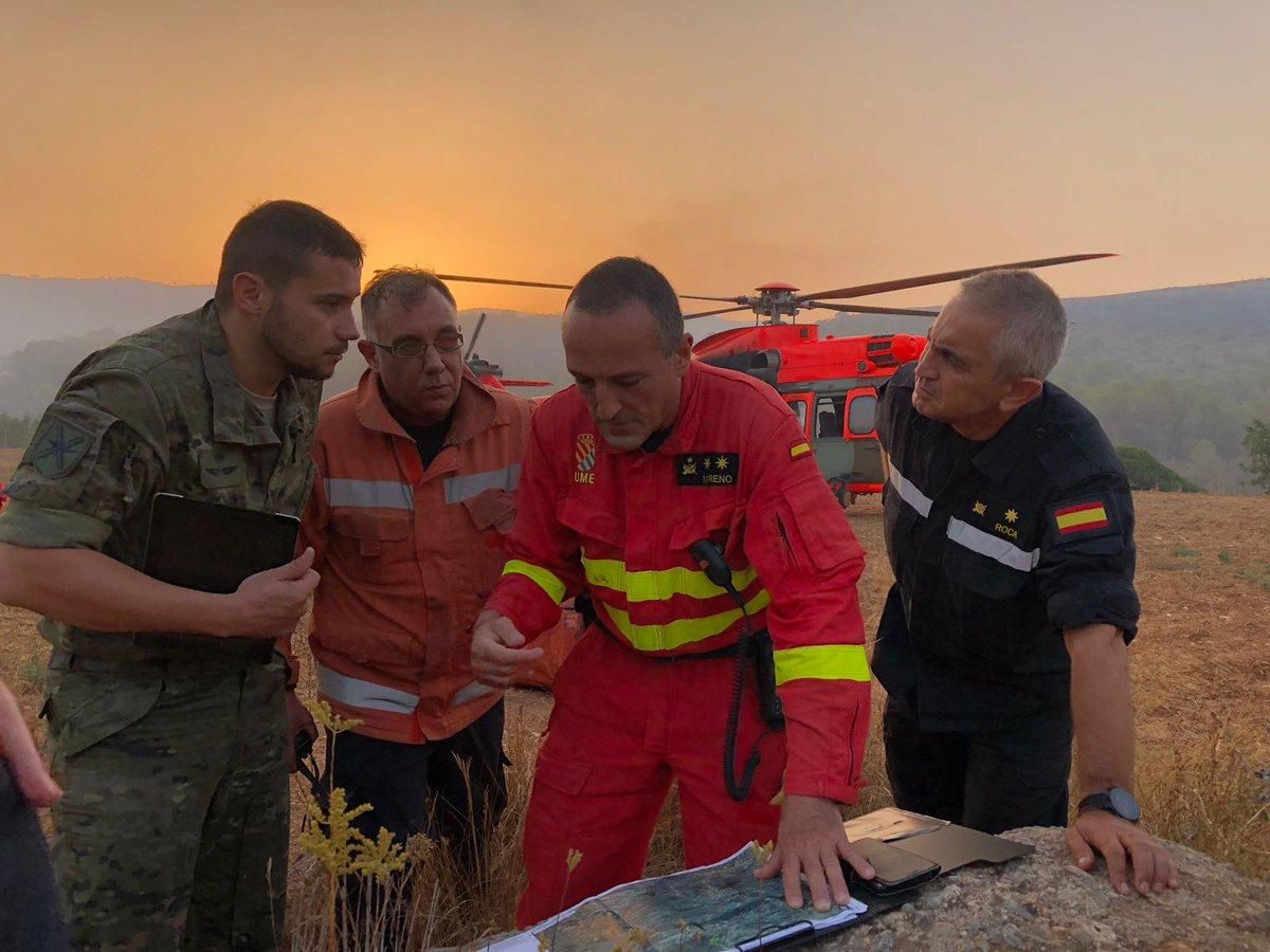 Efectivos de la UME se preparan para combatir el fuego en Llutxent