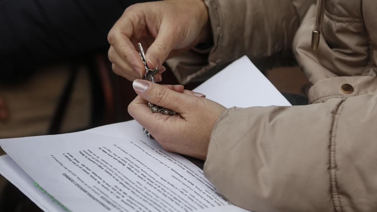 Rezos ultracatólicos en la puerta de la Clínica Gynetrisur