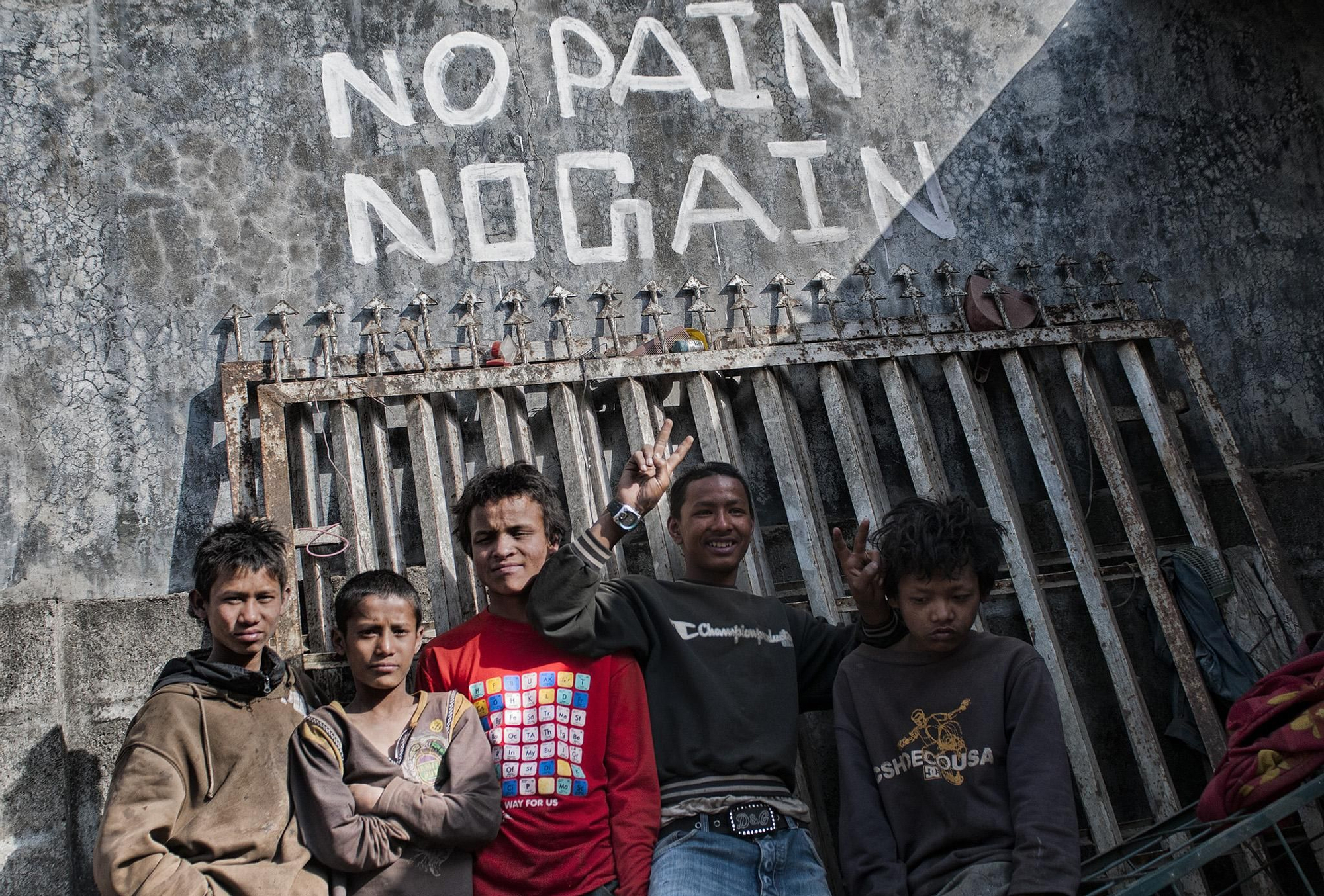 En las calles de Pokhara, un grupo de niños y de adolescentes enganchados al pegamento reconoce que no existen alternativas para ellos. Sólo reciben ayuda de una organización cristiana que les da de comer a cambio de que se conviertan a la religión / FOTO: Zigor Aldama