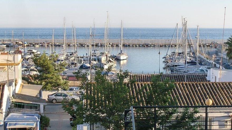 El jeque y presidente del Málaga alimenta las dudas sobre la ampliación del puerto de Marbella al no pagar una multa