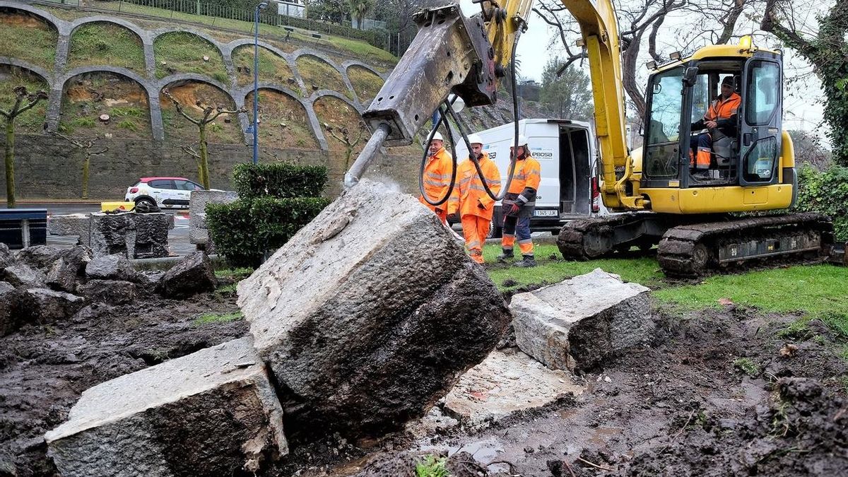 Los operarios trabajan en la retirada del monumento situado en el Paseo de Reina Victoria.