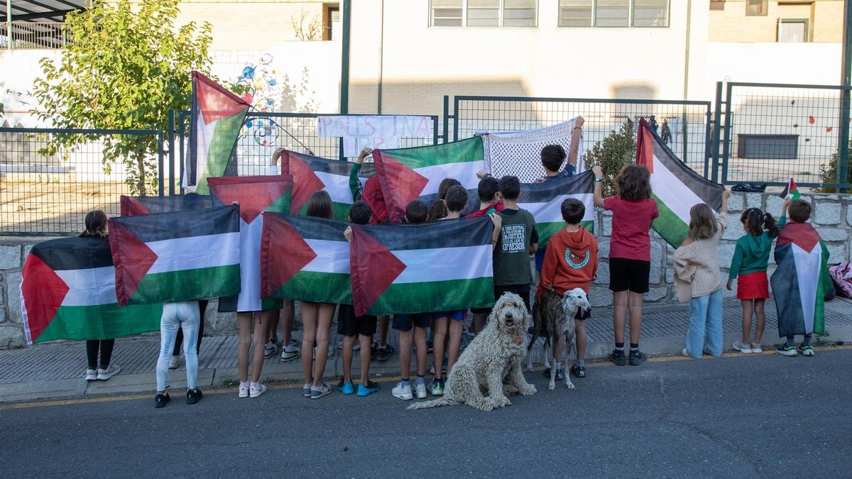 La comunidad educativa de Madrid se planta contra la prohibición de Ayuso del apoyo a Palestina: "No nos va a silenciar"