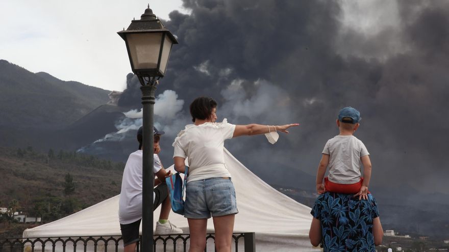 El aumento de visitantes para contemplar el volcán de La Palma obliga a reforzar los controles de las carreteras