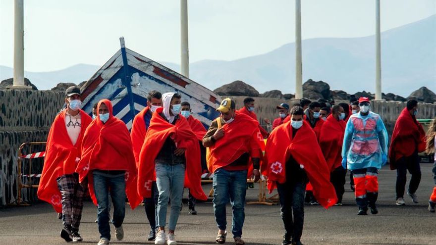 Llegada de migrantes a Lanzarote este domingo. / EFE/Javier Fuentes