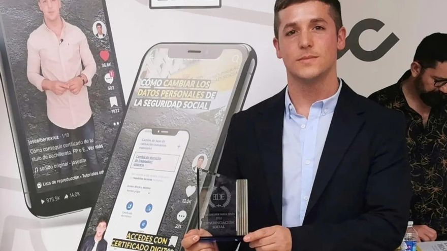 Tiene 30 años, un canal de Tik Tok, es concejal en Chiclana y "el mejor comunicador digital de España"