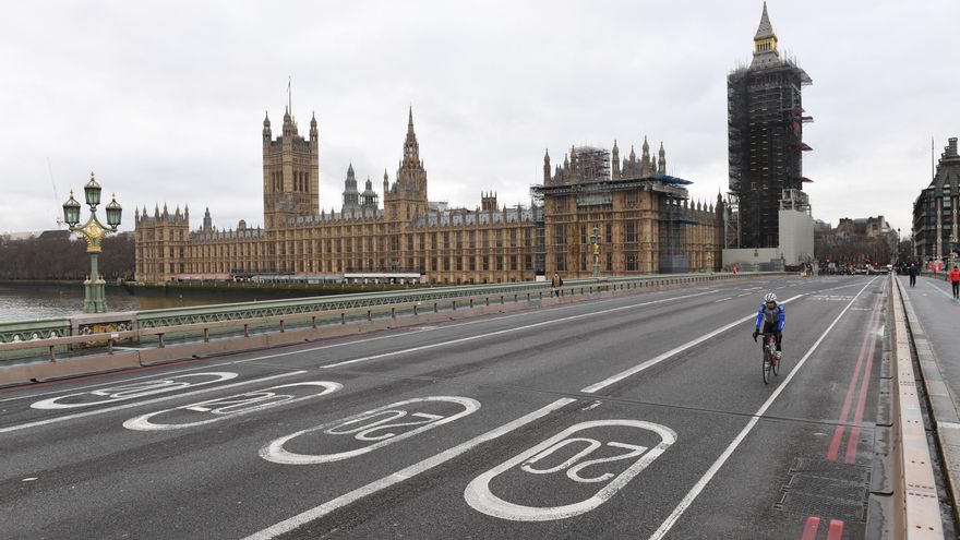 Un ciclista en Londres durante el confinamiento.