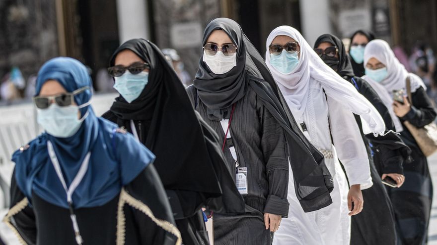 Peregrinas circulan alrededor de la Kaaba, el santuario más sagrado del Islam, en el centro de la Gran Mezquita en la ciudad santa de La Meca, al comienzo de la peregrinación anual del Hayy musulmán. Debido a la pandemia mundial de coronavirus, sólo unos pocos miles de musulmanes están autorizados a realizar la peregrinación anual del Hayy musulmán este año, un evento que normalmente atraería a más de 2 millones de personas de todo el mundo.