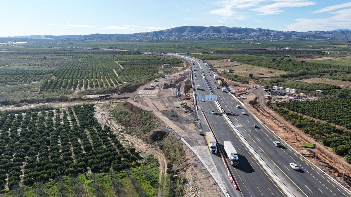 Los vehículos ya circulan por el 'bypass' original de la A-7 sobre el barranco del Poyo 15 meses después de la destrucción de la dana