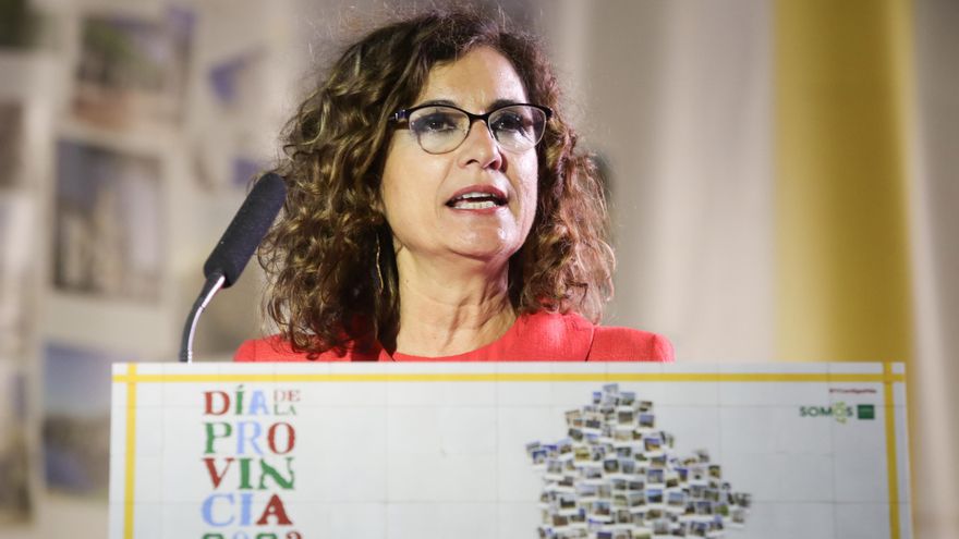La ministra de Hacienda y Función Pública, María Jesús Montero (i); durante su intervención. A 06 de junio de 2023, en Sevilla (Andalucía, España).acto de entrega de honores y galardones a las entidades y personalidades distinguidas en el Día de la Provin