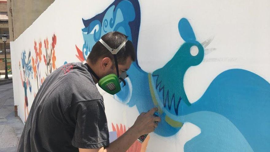 El grafitero Pablo Valero, en pleno proceso creativo