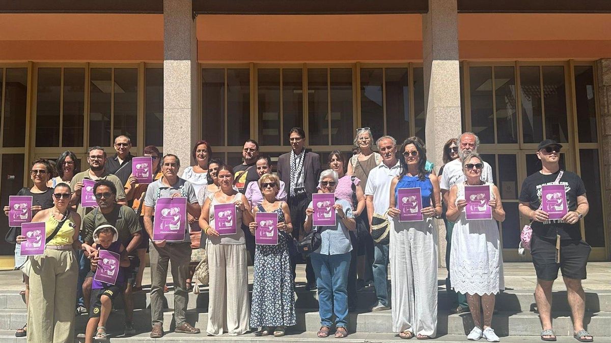 Se concentran frente al Ayuntamiento para exigir que "se escuche y proteja" al hijo menor de Juana Rivas
