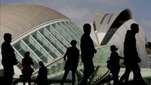 Un grupo de turistas visita la Ciudad de las Artes y las Ciencias
