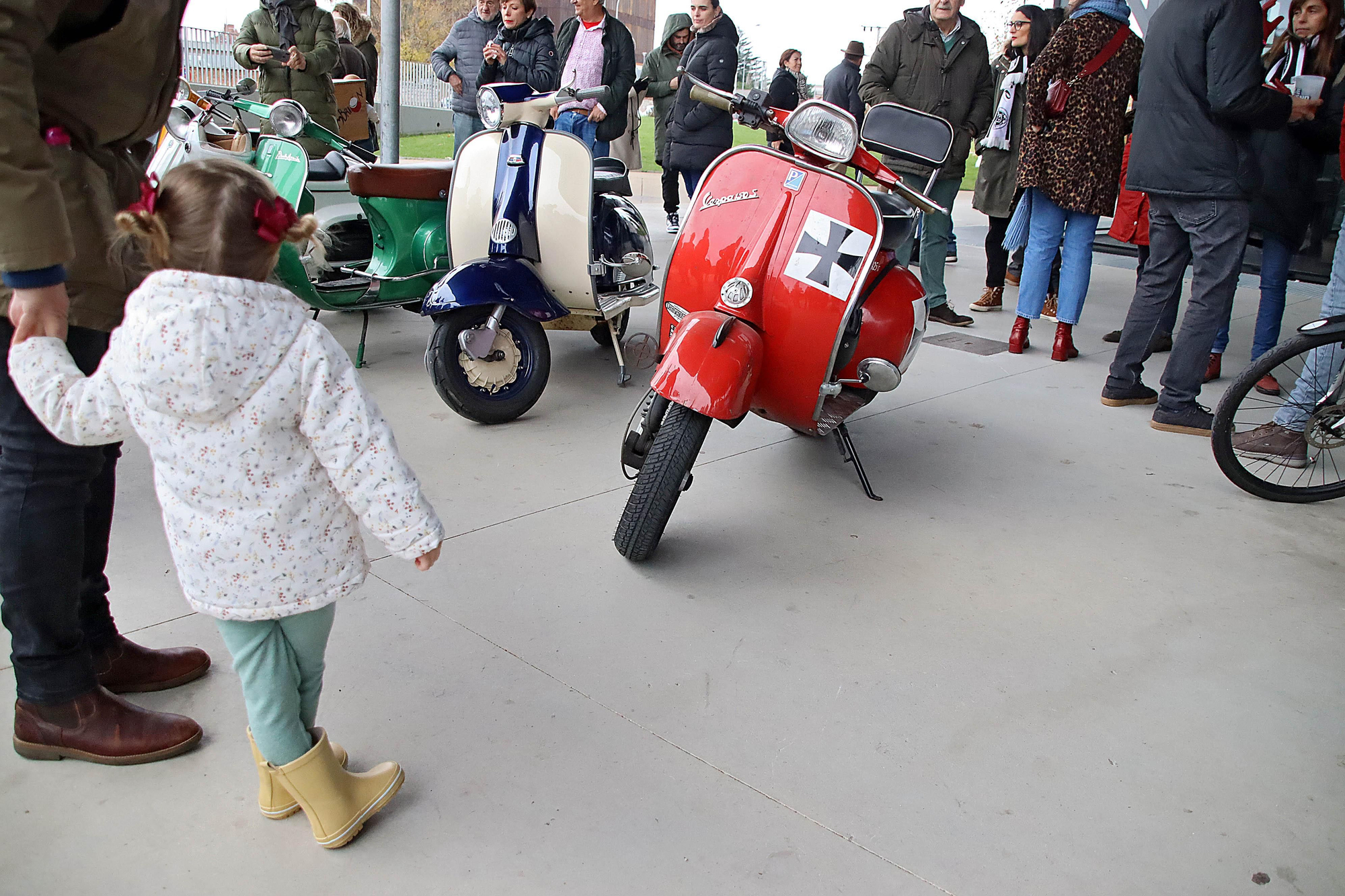 Las 'scooter' transportan a León a otros tiempos sobre dos ruedas