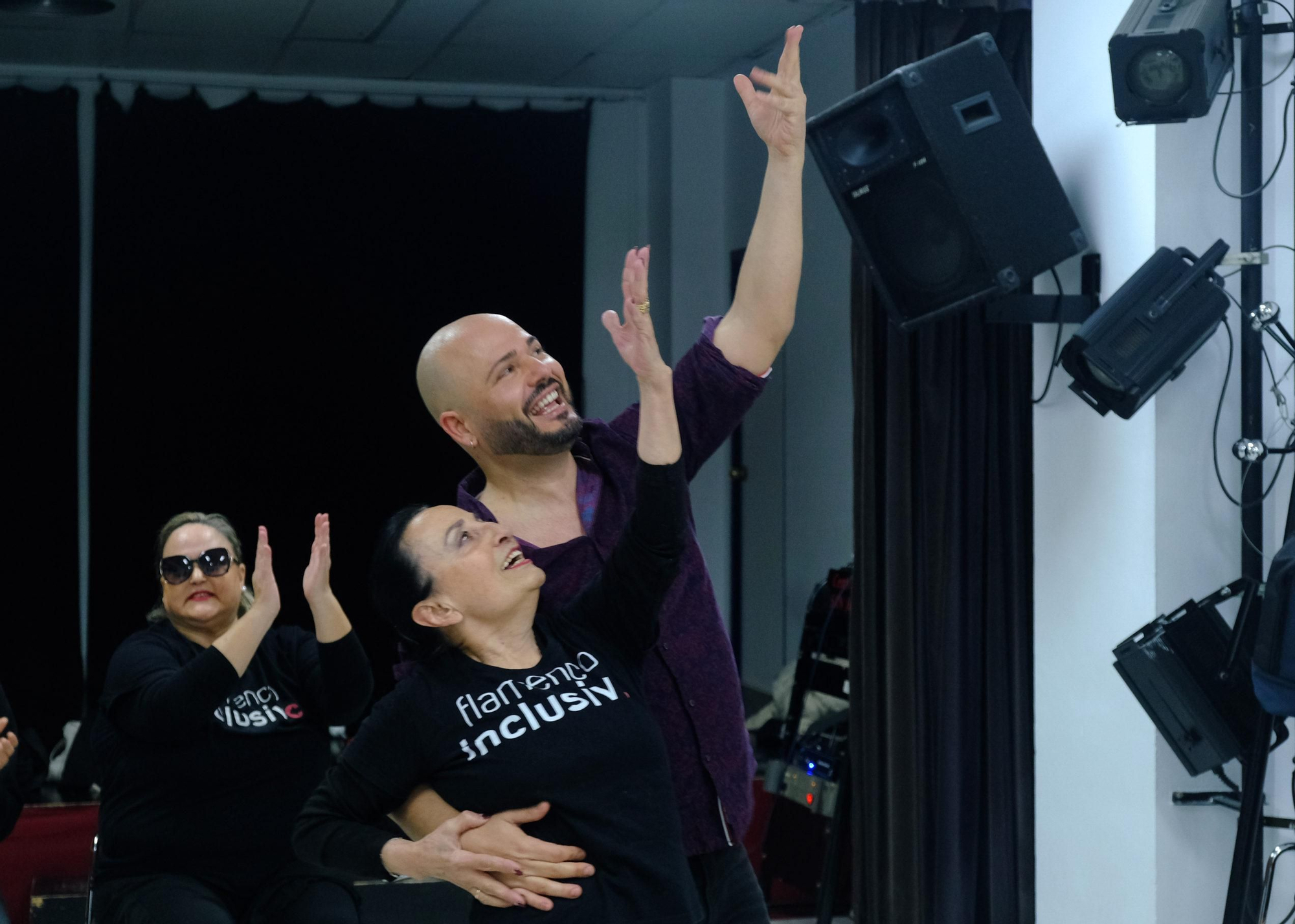 El bailaor José Galán con una de las usuarias más mayores del grupo.