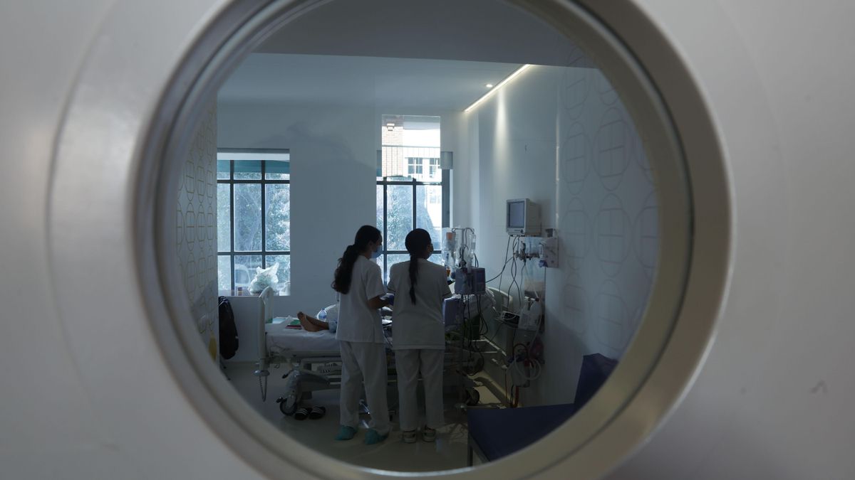 Imagen de archivo de varias enfermeras atendiendo a un paciente en un hospital. EFE/ Javier Lizón