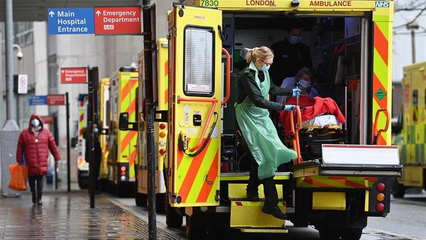 Personal de ambulancia ayuda a un enfermo a su llegada al Royal London Hospital.