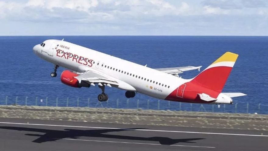 La huelga de 'handling' de Iberia obliga a cancelar 444 vuelos y afecta a 45.641 viajeros