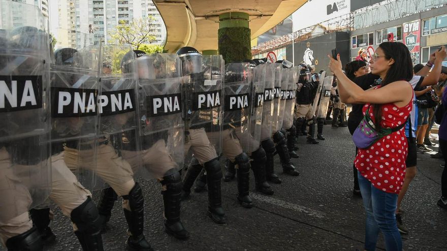 Piquete en el puente Pueyrredón y misa con Alberto y Máximo: el Evita escenifica su poder y le mete presión al Gobierno