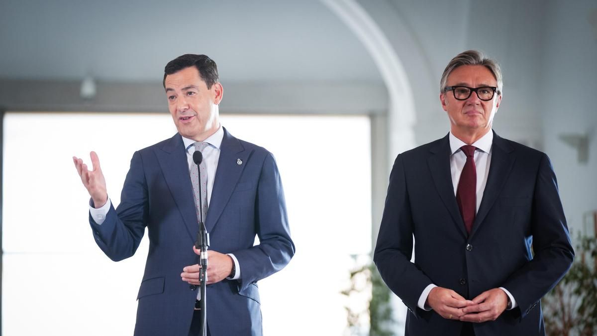 El presidente en funciones de la Junta y candidato del PP-A a la reelección, Juanma Moreno (i), junto al portavoz del grupo parlamentario Vox en Andalucía, Manuel Gavira (d), atiende a los medios tras suscribir el 'Acuerdo de Gobierno y Estabilidad para A