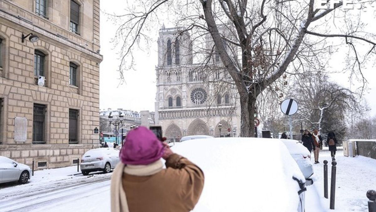 Unos 140 vuelos se quedan en tierra en los aeropuertos de París por una nueva nevada EFE/EPA/Teresa Suarez