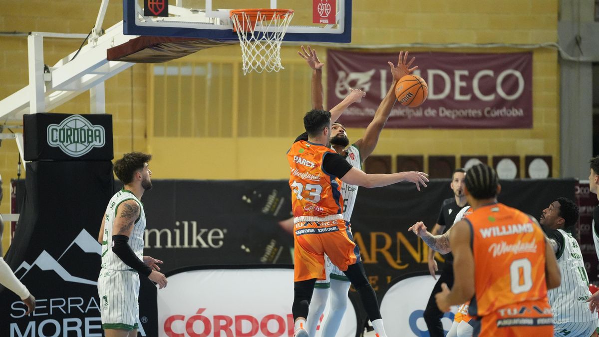 Imagen de un lance en la pintura entre el Coto Córdoba y Morón