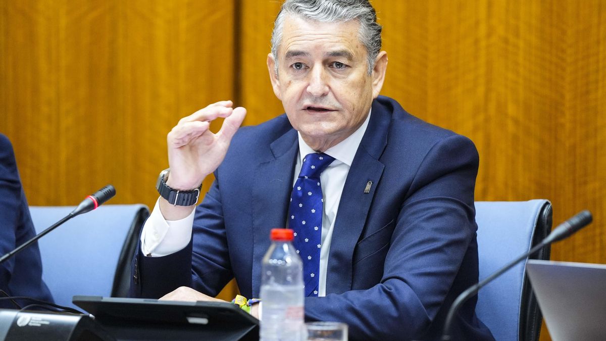 El consejero andaluz de Salud reta a la oposición a identificar a las mujeres con fallos de cribado aún sin cita para revisión