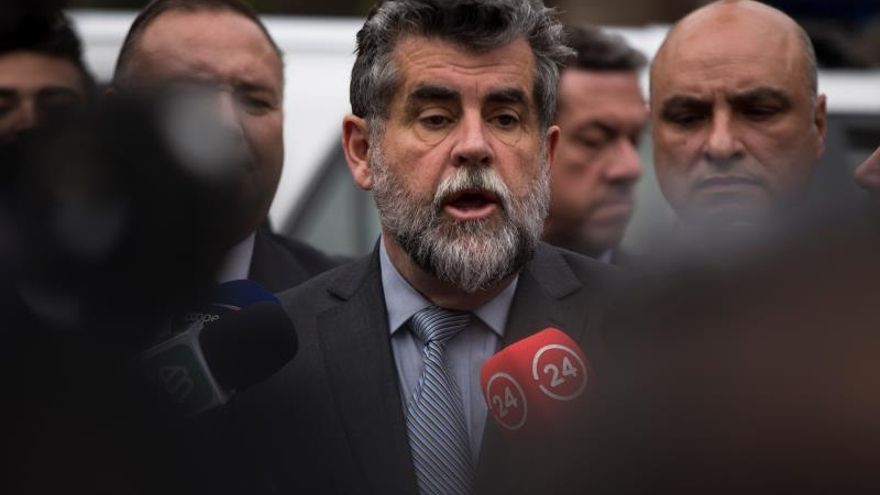 El subsecretario del Interior de Chile, Rodrigo Ubilla, habla con la prensa durante un control de fiscalización de extranjeros realizado por funcionarios de la Policía de Investigaciones de Chile (PDI), este jueves en Santiago (Chile).