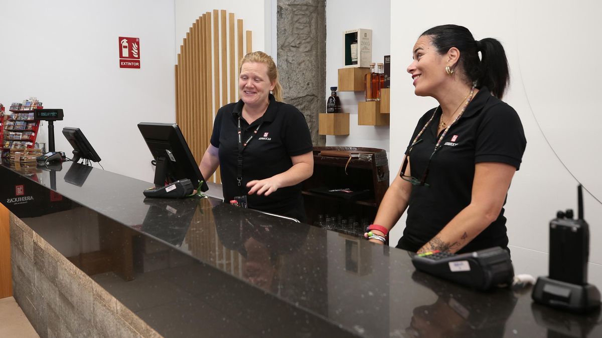 Leticia Medina y Evelien Vermeulen, trabajadoras del departamento de Turismo de Arehucas.