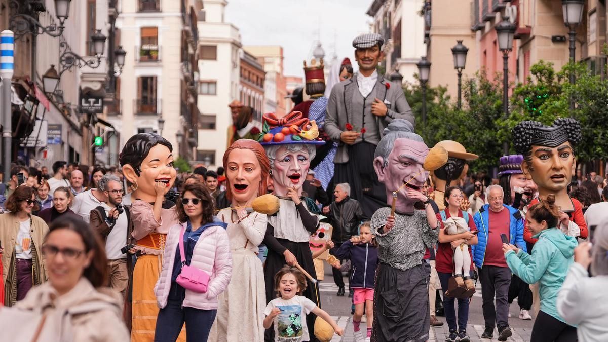 Desfile de gigantes y cabezudos por las calles de Madrid