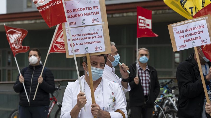 Los sindicatos sanitarios reclaman más inversión en atención primaria y critican los recortes.