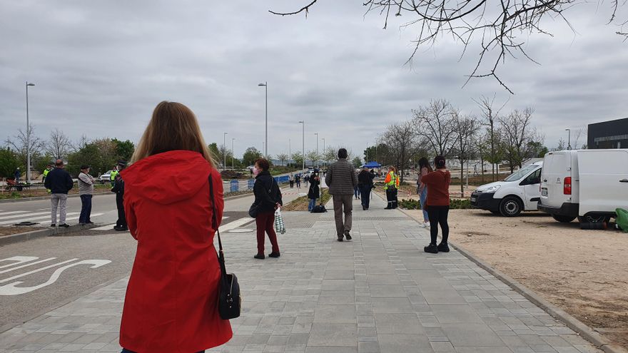 Acompañantes esperan la salida de personas vacunadas en el Hospital Isabel Zendal, este jueves 8 de abril