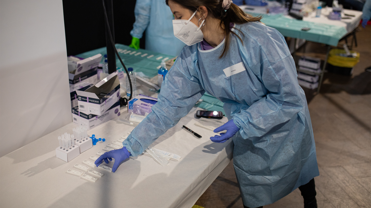 Archivo - Una sanitaria prepara los test de antígenos rápido.