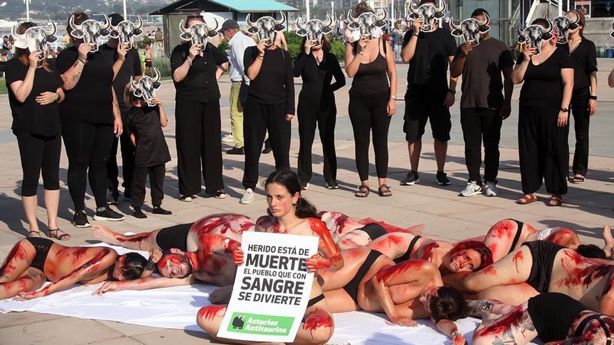 La Asturias antitaurina vuelve a la calle en Gijón para denunciar el maltrato animal en la Feria de Begoña