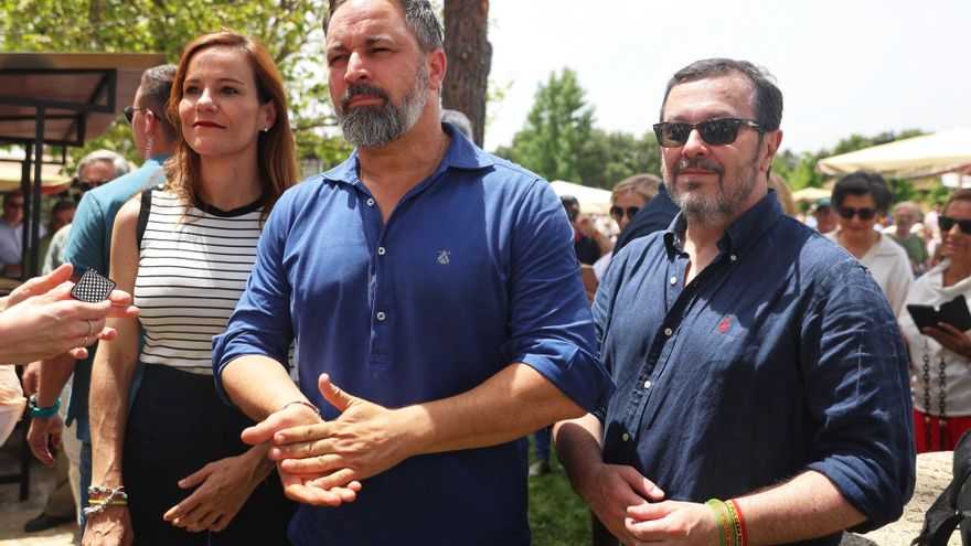 (I-D) La portavoz de Vox en la Asamblea de Madrid, Isabel Pérez Moñino, el presidente de Vox, Santiago Abascal, y el presidente de Vox en Madrid, José Antonio Fúster, antes de una comida con afiliados y simpatizantes de Vox, en El Jardín de la Chalota,
