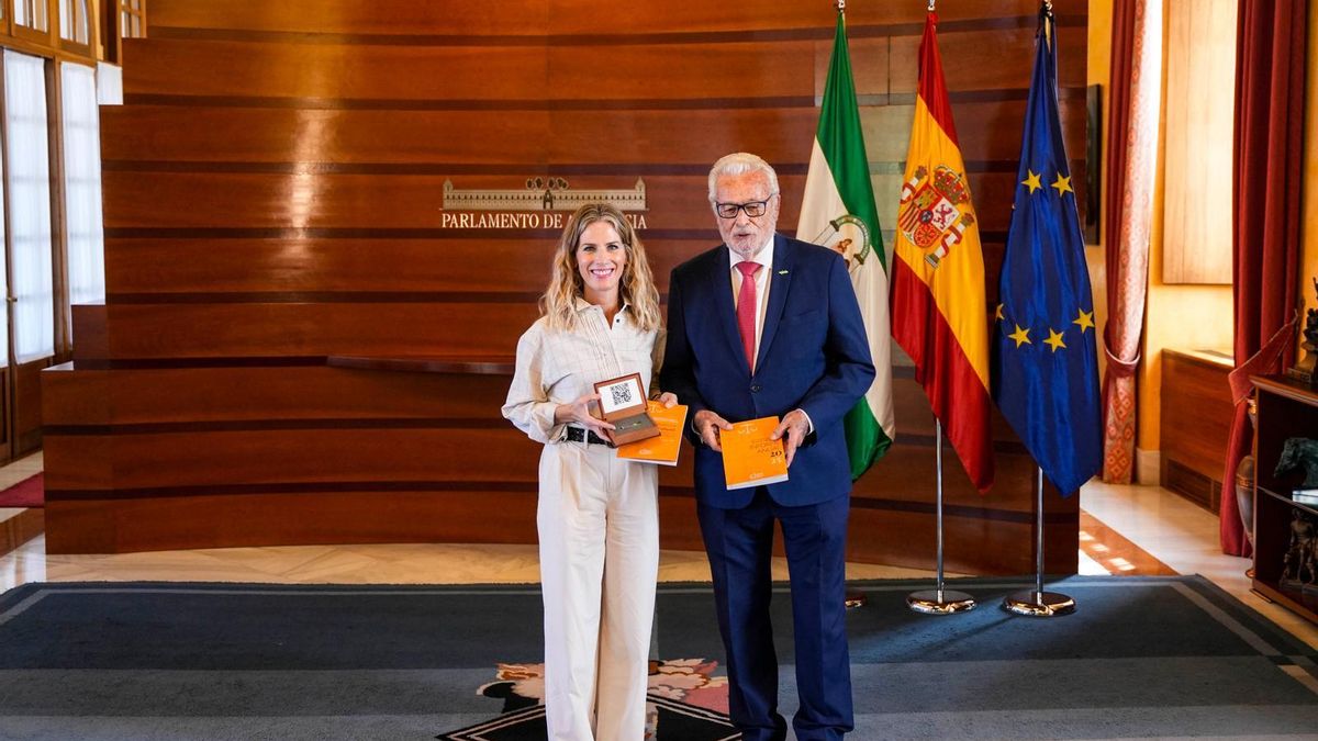 Jesús Maeztu (dcha.), Defensor del Pueblo Andaluz, le hace entrega del Informe Anual de Infancia 2025 a la presidenta del Parlamento, Ana Mestre (izq.).