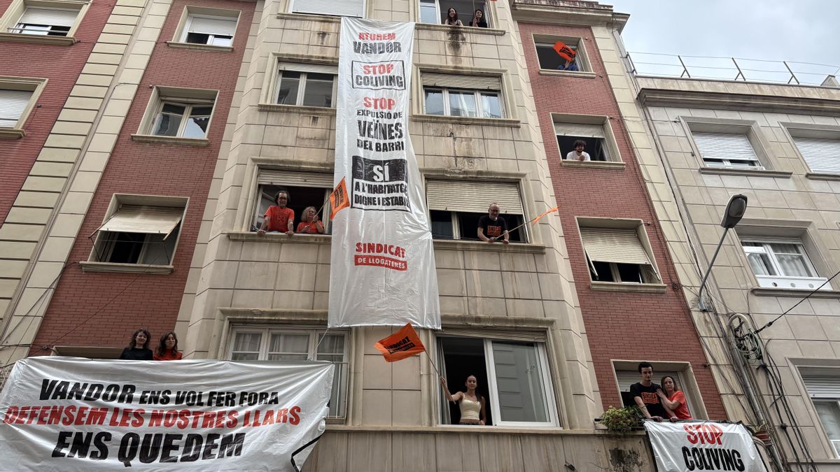 Inquilinos de siete fincas de Barcelona, expulsados por el negocio del 'coliving': "Un abogado vino a decirme que me fuera"