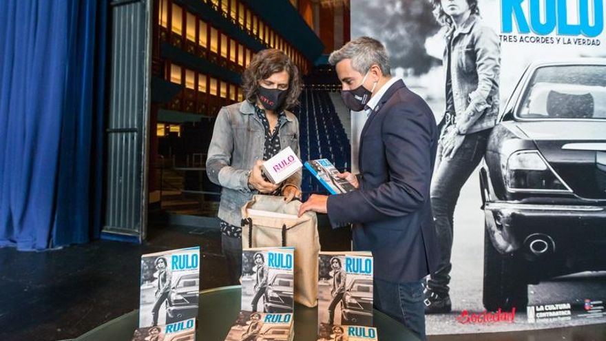 Pablo Zuloaga y Rulo durante la presentación del libro 'Tres acordes y la verdad'.