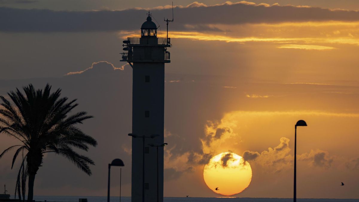 Amanece junto al faro de Punta Gavioto en Puerto del Rosario (Fuerteventura).