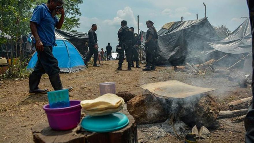 Cientos de guatemaltecos, en frontera con México esperando volver a su hogar