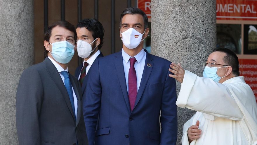 El presidente del Gobierno, Pedro Sánchez conversa con el presidente de la Junta de Castilla y León, Alfonso Fernández Mañueco a las puertas del Convento de San Esteban, en Salamanca, donde este viernes se celebra la XXIV Conferencia de Presidentes, el máximo órgano político de coordinación multilateral. EFE /JUANJO MARTIN